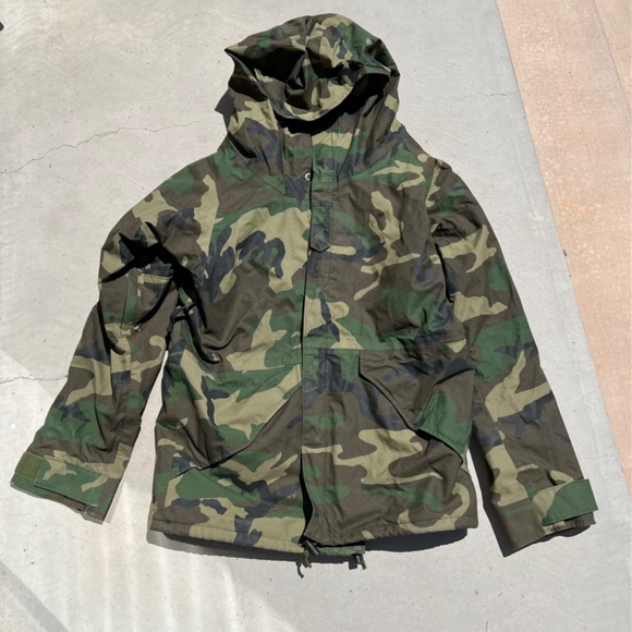 Authentic Marine Corps Goretex Jacket in Woodland - Picture 2 of 5